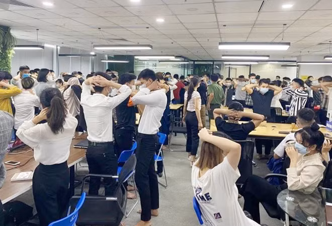Các nhân viên sàn giao dịch ngoại hối trái phép bị bắt quả tang.