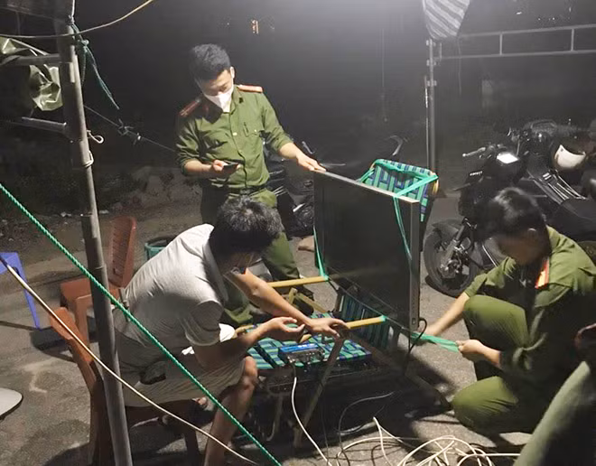 Người dân nối điện, lắp tivi cho lực lượng cắm chốt.