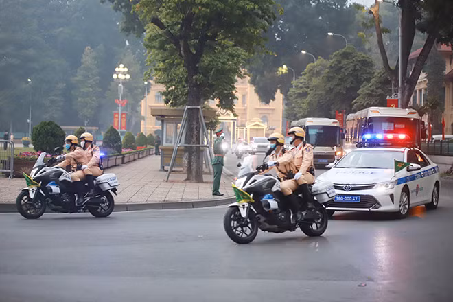 CSGT dẫn các đoàn đại biểu đi dự Đại hội.