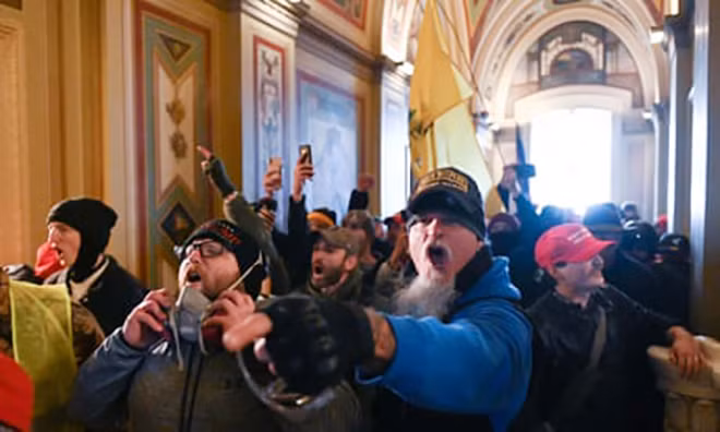 Người biểu tình ủng hộ ông Trump tràn vào quậy phá Điện Capitol.