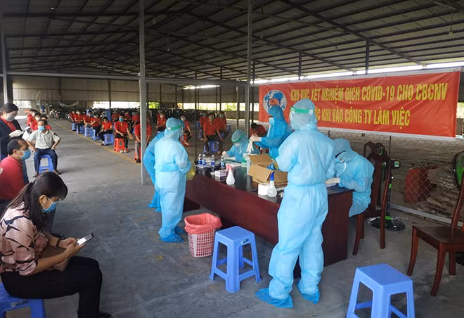 Nhiều công nhân tình nguyện ở lại công ty làm việc khi doanh nghiệp áp dụng Chỉ thị 16 của Chính phủ tại các khu công nghiệp.