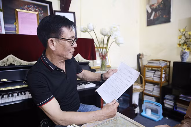 Nhạc sĩ Nguyễn Hồng Vân và bản nhạc ca khúc “Cô chú Công an với mái trường”. Nhạc sĩ Nguyễn Hồng Vân và bản nhạc ca khúc “Cô chú Công an với mái trường”.