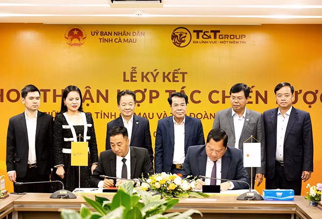 Ông Nguyễn Anh Tuấn - Phó Tổng Giám đốc Tập đoàn T&T Group (bên trái) và ông Lâm Văn Bi, Phó Chủ tịch UBND tỉnh Cà Mau (bên phải) ký kết thỏa thuận hợp tác chiến lược. Ông Nguyễn Anh Tuấn - Phó Tổng Giám đốc Tập đoàn T&T Group (bên trái) và ông Lâm Văn Bi, Phó Chủ tịch UBND tỉnh Cà Mau (bên phải) ký kết thỏa thuận hợp tác chiến lược.