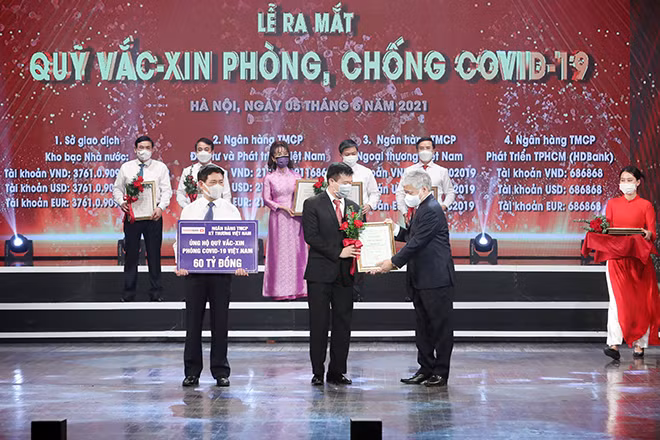 Ông Phạm Quang Thắng – Phó Tổng Giám đốc đại diện Techcombank - trao 60 tỷ đồng cho Quỹ vaccine phòng COVID-19.