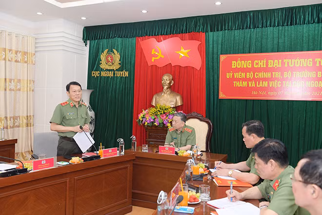 Thứ trưởng Lương Tam Quang phát biểu tại buổi làm việc.