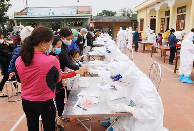Tăng cường lấy mẫu xét nghiệm tại Chí Linh, Hải Dương để sớm khoanh vùng, dập dịch. Ảnh: Hoàng Tùy