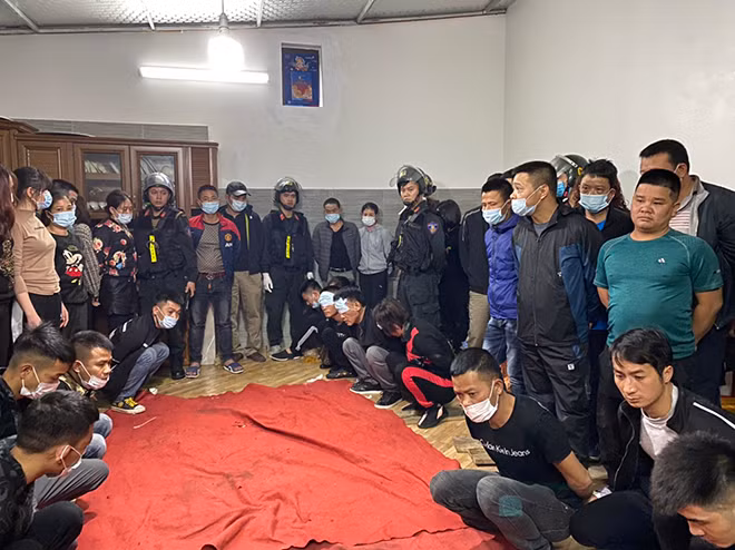 Tụ điểm tổ chức đánh bạc và đánh bạc bị triệt phá.