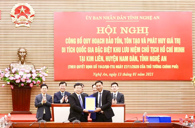 Ông Nguyễn Anh Tuấn, Phó TGĐ Tập đoàn T&T Group (bên phải) bàn giao hồ sơ quy hoạch cho ông Bùi Đình Long, Phó Chủ tịch UBND tỉnh Nghệ An.