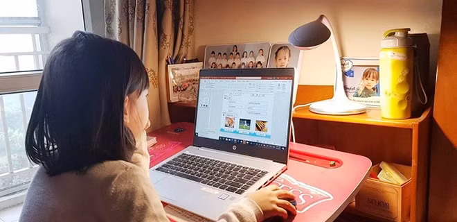 Nhiều địa phương cho học sinh học trực tuyến trong thời gian tạm ngừng đến trường (ảnh minh họa).