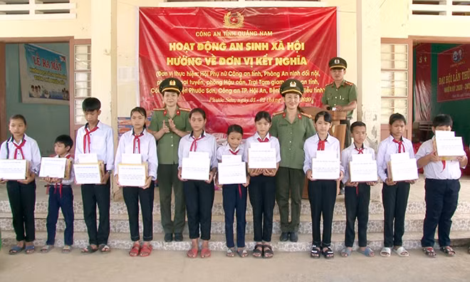 Hội Phụ nữ Công an tỉnh Quảng Nam tặng quà cho các em học sinh Trường TH&THCS Kim Đồng.
