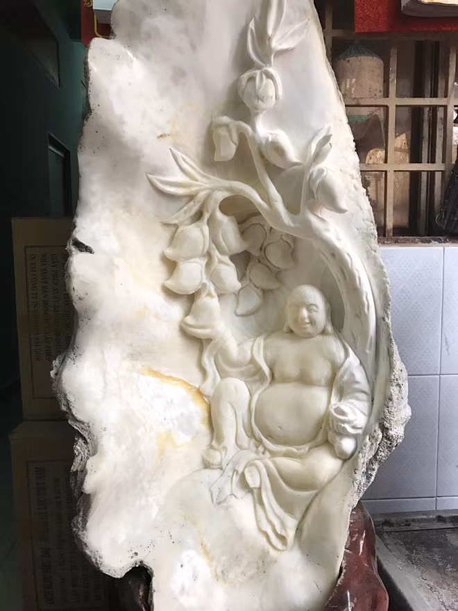 Tác phẩm điêu khắc trên vỏ sò, hóa thạch trăm năm dưới lòng đại dương được chủ nhân mua với giá “không thể tiết lộ”. Tác phẩm điêu khắc trên vỏ sò, hóa thạch trăm năm dưới lòng đại dương được chủ nhân mua với giá “không thể tiết lộ”.