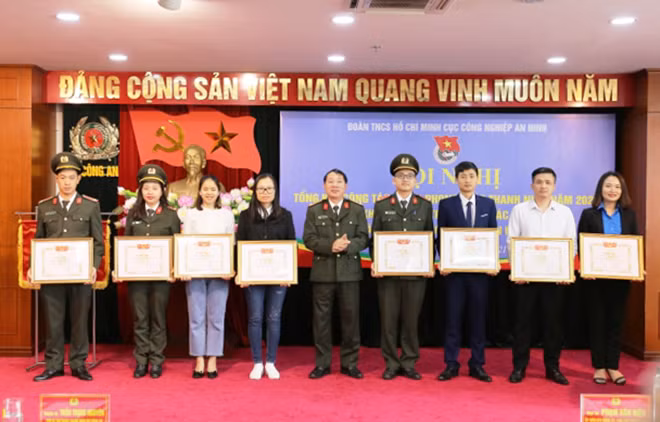 Các tập thể cá nhân có thành tích xuất sắc được nhận Giấy khen của Cục CNAN.