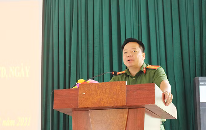 Thiếu tá Vũ Văn Hưng - Trưởng Công an huyện Mường Nhé tại Hội nghị chuyển hóa địa bàn xã Nậm Vì, ngày 27-4-2021.