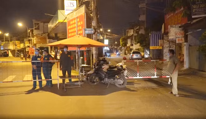 Lực lượng chức năng canh gác trước hàng rào chắn khu vực phong tỏa. Lực lượng chức năng canh gác trước hàng rào chắn khu vực phong tỏa.