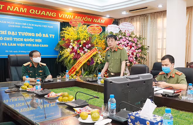 Đại tá Phạm Khải tóm tắt tình hình hoạt động của Báo CAND.