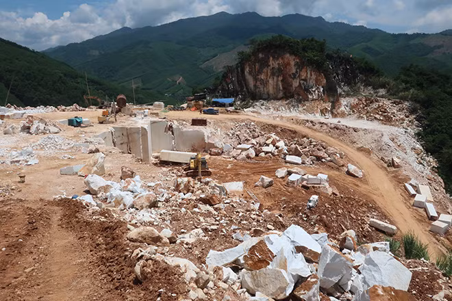Toàn cảnh bãi khai thác đá trái phép.