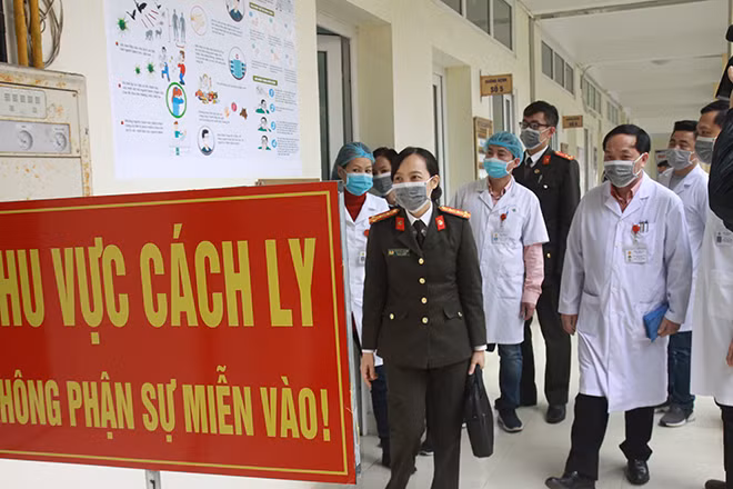 Đoàn công tác của Ban Chỉ đạo phòng, chống dịch Bộ Công an kiểm tra khu cách ly tại Bệnh viện 198.