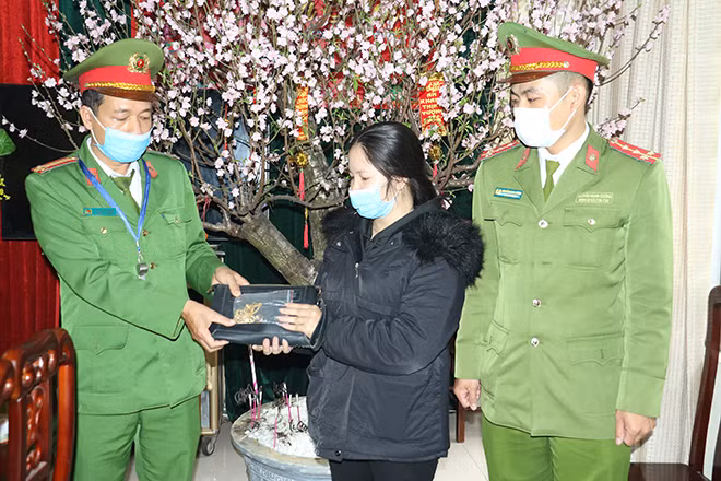 Chị Ngà vui mừng nhận lại tài sản.