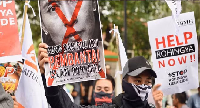 Người biểu tình chống lại bà sau vụ Rohingya vào tháng 11-2016.