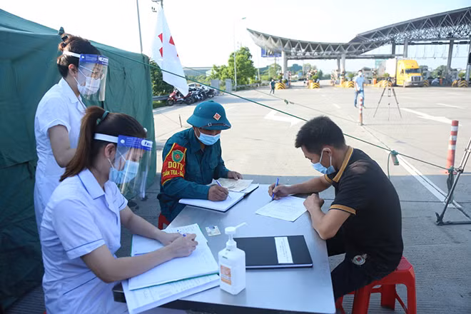 Khai báo y tế ở chốt kiểm soát dịch Trạm thu phí Pháp Vân - Cầu Giẽ.