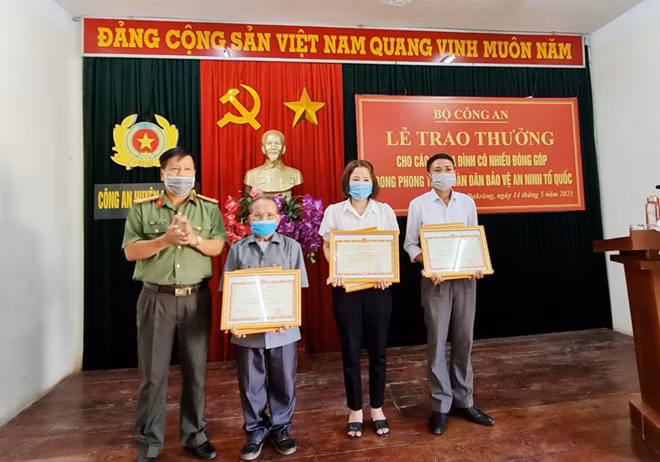 Trao tặng Bằng khen của Bộ trưởng Công an cho 3 hộ gia đình ở Quảng Trị đã tự nguyện hiến đất để xây dựng trụ sở và nhà ở tập thể cho CBCS Công an xã. Trao tặng Bằng khen của Bộ trưởng Công an cho 3 hộ gia đình ở Quảng Trị đã tự nguyện hiến đất để xây dựng trụ sở và nhà ở tập thể cho CBCS Công an xã.