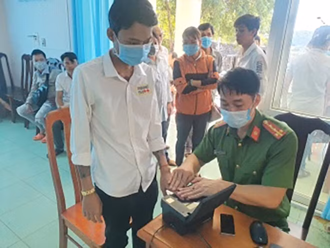 Công an huyện Đắk Rlấp làm thủ tục cấp căn cước công dân cho người dân vào 2 ngày nghỉ cuối tuần. Công an huyện Đắk Rlấp làm thủ tục cấp căn cước công dân cho người dân vào 2 ngày nghỉ cuối tuần.