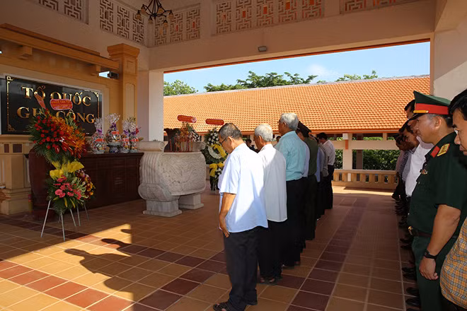 Phó Thủ tướng Thường trực Chính phủ Trương Hòa Bình cùng các thành viên trong Đoàn thắp hương viếng các anh hùng, liệt sĩ tại tại Đền Tổ quốc ghi công, Khu Di tích lịch sử Cách mạng tỉnh Long An. Ảnh: VGP/Mạnh Hùng.