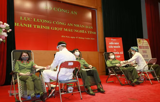 “Mỗi giọt máu cho đi, một cuộc đời ở lại”, thông điệp đầy ý nghĩa của hoạt động hiến máu tình nguyện đã lan tỏa rộng khắp trong cộng đồng, được các cán bộ, chiến sĩ trong lực lượng Công an tích cực tham gia.
