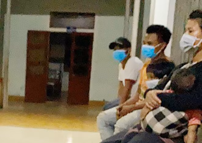 Tiến hành kiểm tra y tế, cách ly 9 người từ Lào về theo quy định.