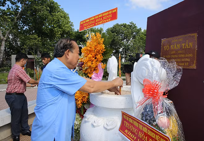 Phó Thủ tướng Thường trực Chính phủ Trương Hòa Bình thắp hương tại Tượng đài đồng chí Võ Văn Tần, trong khuôn viên Khu Di tích lịch sử Ngã tư Đức Hòa. Ảnh: VGP/Mạnh Hùng.