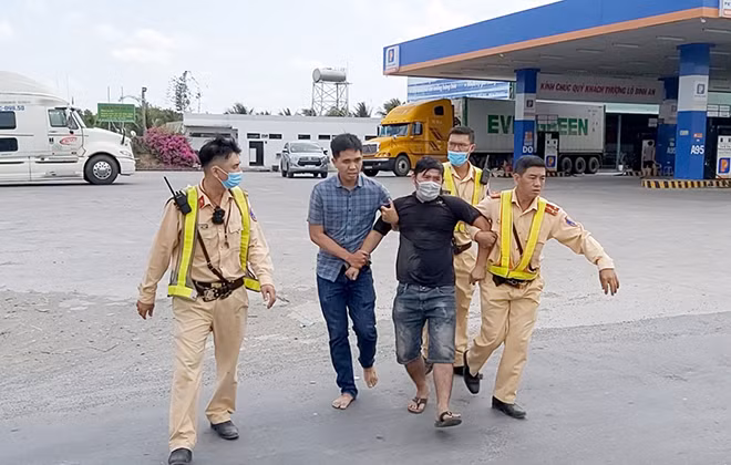 Tài xế Hoàng Đình T mắc áo thun màu đen đã tung cửa bỏ chạy vào một cây xăng ven đường nhưng bị lực lượng chức năng khống chế đưa về trụ sở để làm việc.