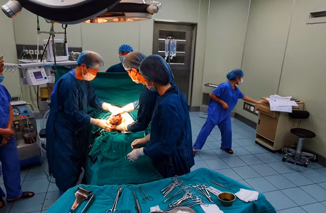 Các bác sĩ tiến hành ca phẫu thuật ca 3 thai tự nhiên.