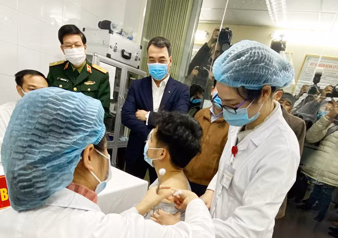 Tiêm thử nghiệm vaccine Nanocovax ngừa COVID-19.
