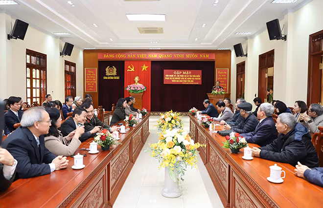 Buổi gặp mặt văn nghệ sỹ, trí thức có uy tín tiêu biểu.
