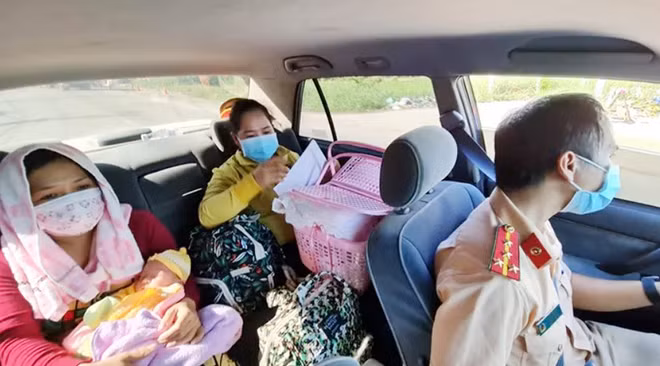 Cán bộ CSGT chở sản phụ về Long An trong thời điểm giãn cách xã hội khiến nhiều người cảm kích. (Ảnh L.P)
