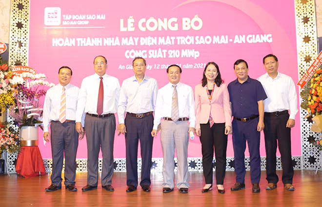 Lãnh đạo tỉnh An Giang cùng lãnh đạo Tập đoàn Sao Mai chính thức công bố hoàn thành Nhà máy điện mặt trời Sao Mai - An Giang hơn 6.000 tỷ đồng