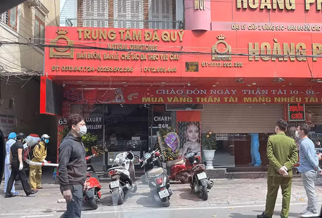 Phun khử khuẩn nhiều khu vực bệnh nhân đi qua.