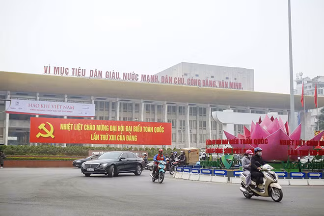 Đường phố Hà Nội trang hoàng rực rỡ chào mừng Đại hội lần thứ XIII của Đảng. Ảnh: Tuấn Đức