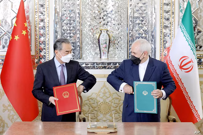 Ngoại trưởng Trung Quốc và người đồng cấp Iran ký thỏa thuận hợp tác chiến lược trong 25 năm.