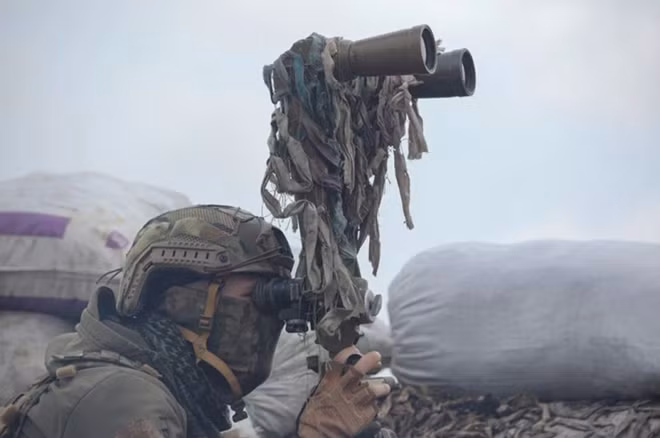 Quân nhân thuộc lực lượng vũ trang Ukraine quan sát vị trí ở khu vực Donetsk, Ukraine.