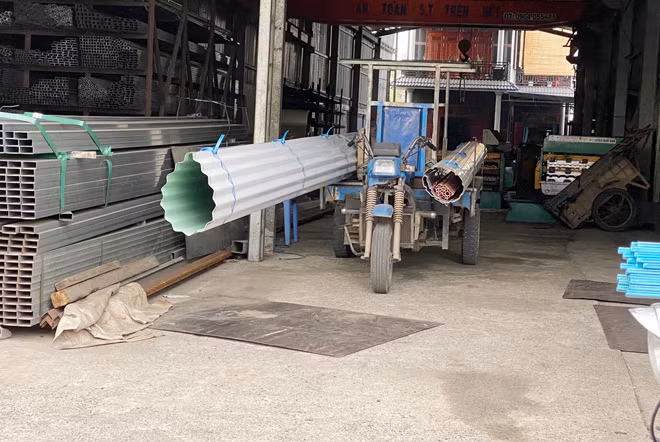 Một cửa hàng bên Quốc lộ 1, quận 12, TP. Hồ Chí Minh chất tôn lên xe, chờ “vệ tinh do thám” thông báo trước khi lên đường. Một cửa hàng bên Quốc lộ 1, quận 12, TP. Hồ Chí Minh chất tôn lên xe, chờ “vệ tinh do thám” thông báo trước khi lên đường.
