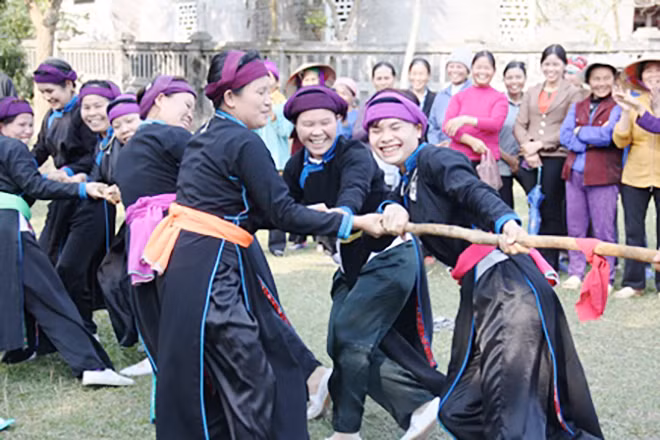 Đội nữ trong trò kéo co tưởng nhớ chiến công của cha ông đánh thắng quân xâm lược.