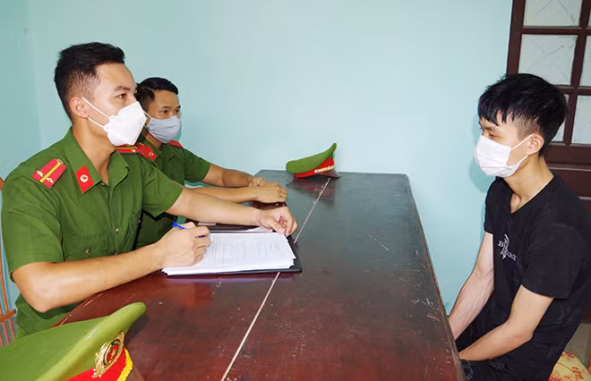 Cán bộ Công an huyện Kim Bảng lấy lời khai đối tượng Khiêm.