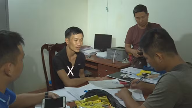 Đối tượng Hoàng Linh (x) tại Cơ quan điều tra.