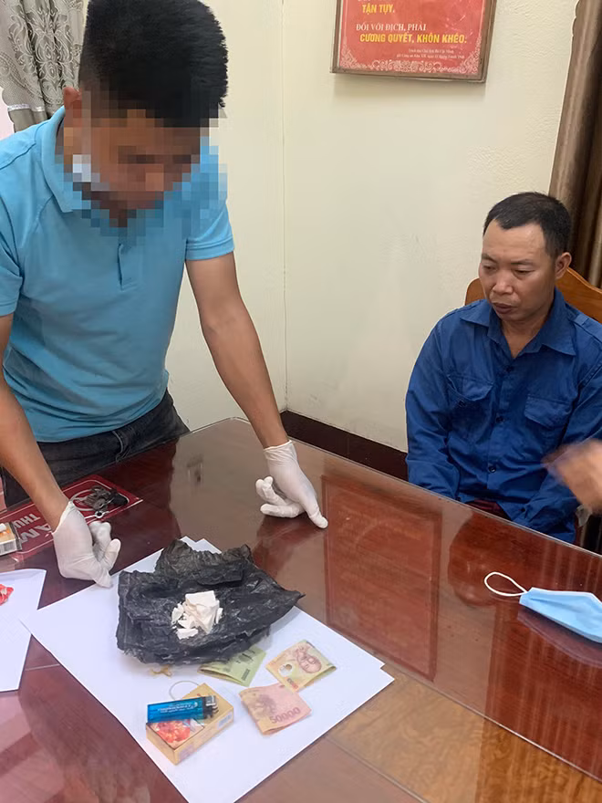 Đối tượng Nghiêm Văn Sự cùng tang vật vụ án. Đối tượng Nghiêm Văn Sự cùng tang vật vụ án.