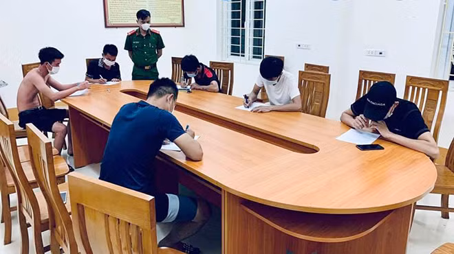 6 thanh niên bị lập biên bản xử phạt vì không đeo khẩu trang.