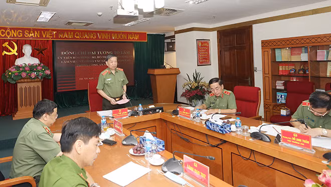 Bộ trưởng Tô Lâm phát biểu tại buổi làm việc. Bộ trưởng Tô Lâm phát biểu tại buổi làm việc.