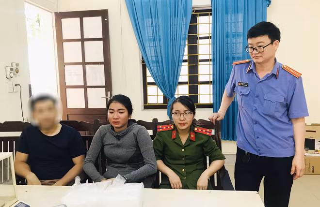 Đối tượng Trần Thị Thương cùng tang vật.