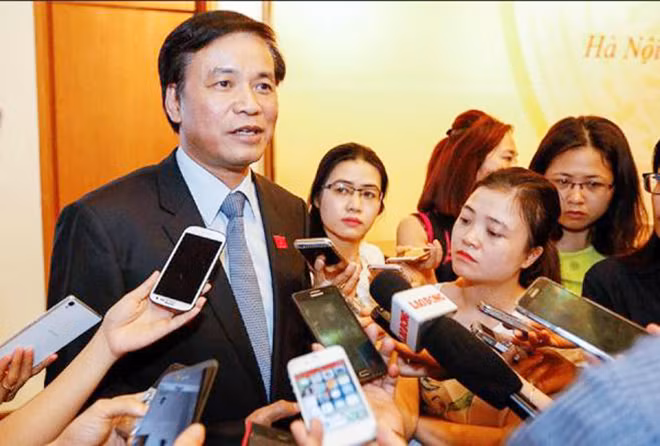 Tổng Thư ký, Chủ nhiệm Văn phòng Quốc hội khóa XIV Nguyễn Hạnh Phúc trả lời báo chí tham dự kỳ họp Quốc hội.