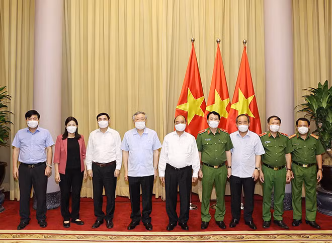 Chủ tịch nước Nguyễn Xuân Phúc và các đại biểu. Ảnh: TTXVN